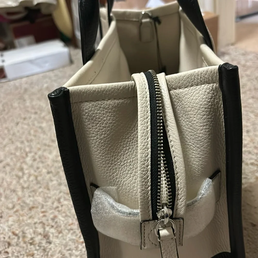 Marc Jacobs Cream and Black Interior Tote - Picture 5 of 5
